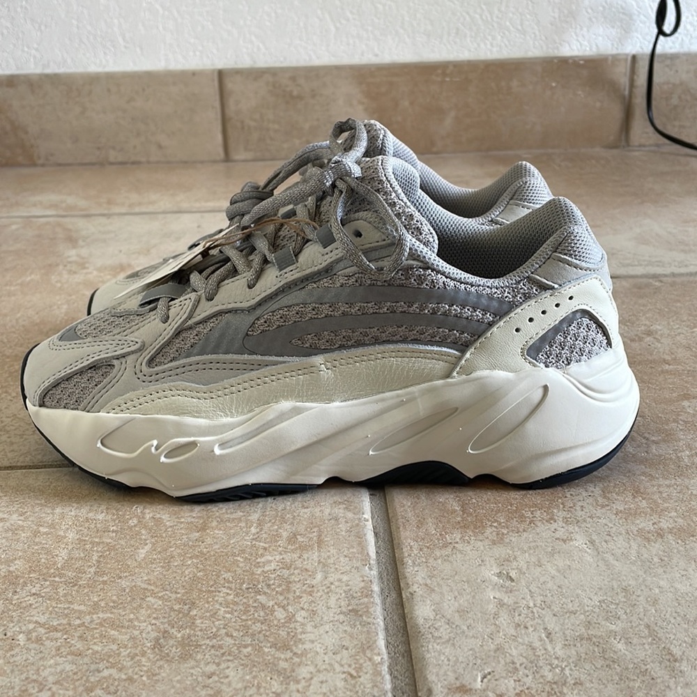 BNWT Yeezy Boost 700 V2 shoes - Picture 4 of 6